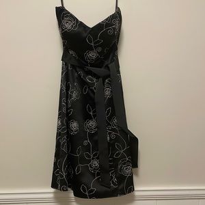 White House Black Market dress women’s size 2 black with silver/gray stitching